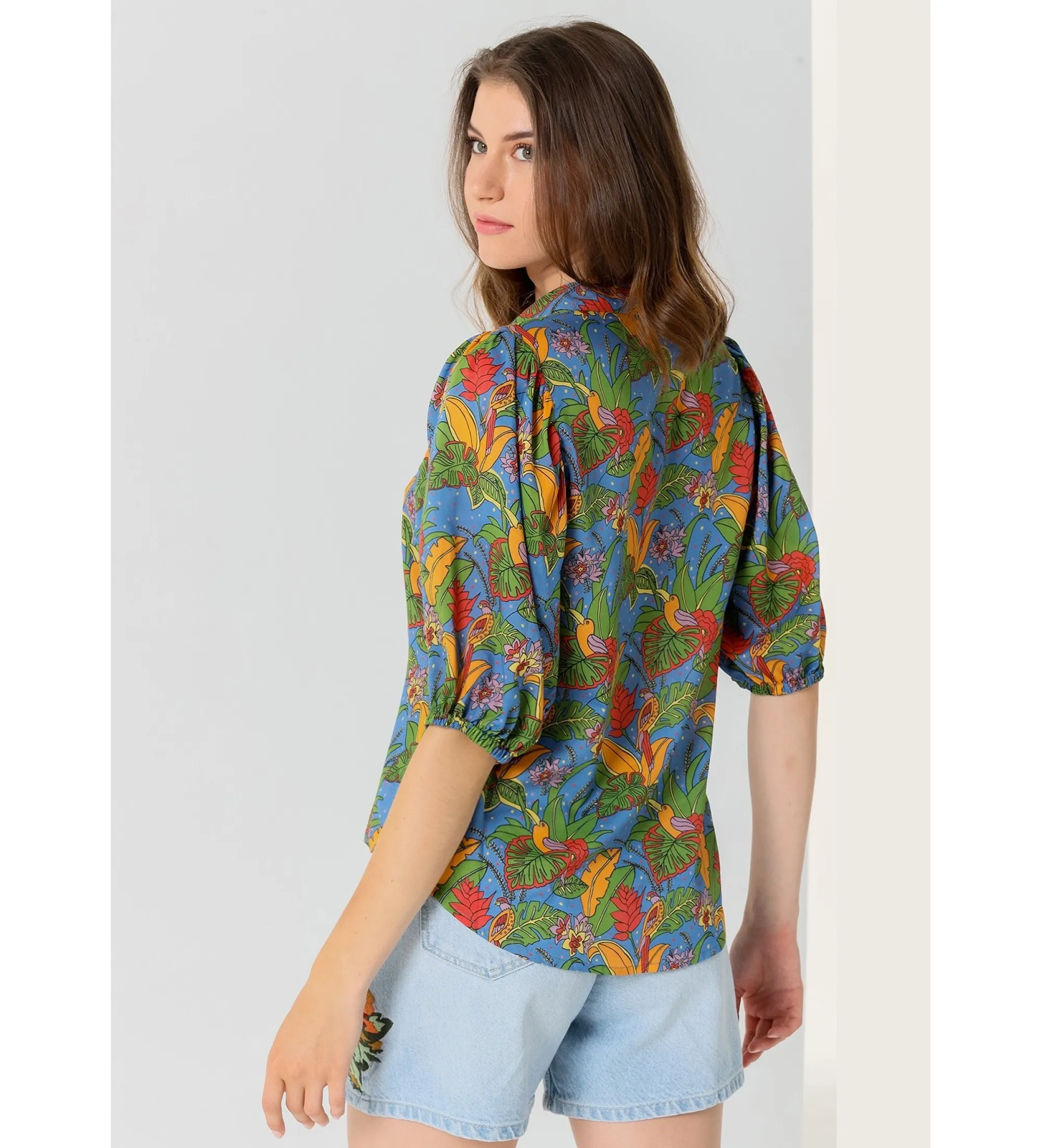 Camisa manga 3/4  estampada Tropical multicolor