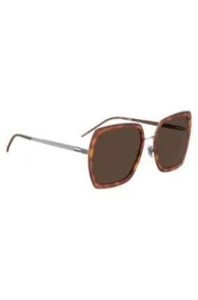 Gafas de sol angulares con montura habana y herrajes de la marca