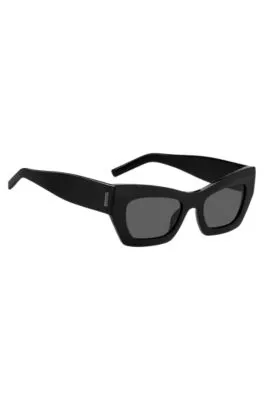 Gafas de sol de acetato negro con herrajes de la marca