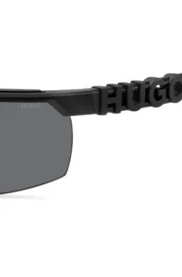 Gafas de sol de estilo máscara en negro con logo en 3D en las patillas