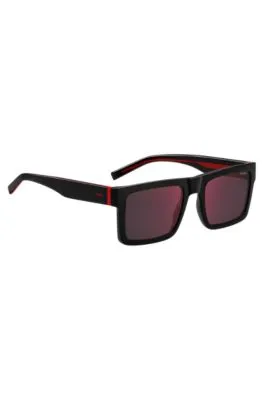 Gafas de sol negras con detalles en el rojo de la marca