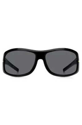 Gafas de sol negras de estilo máscara con detalles metálicos dorados