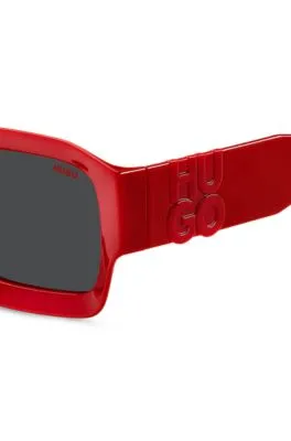 Gafas de sol rojas con logo apilado en las patillas