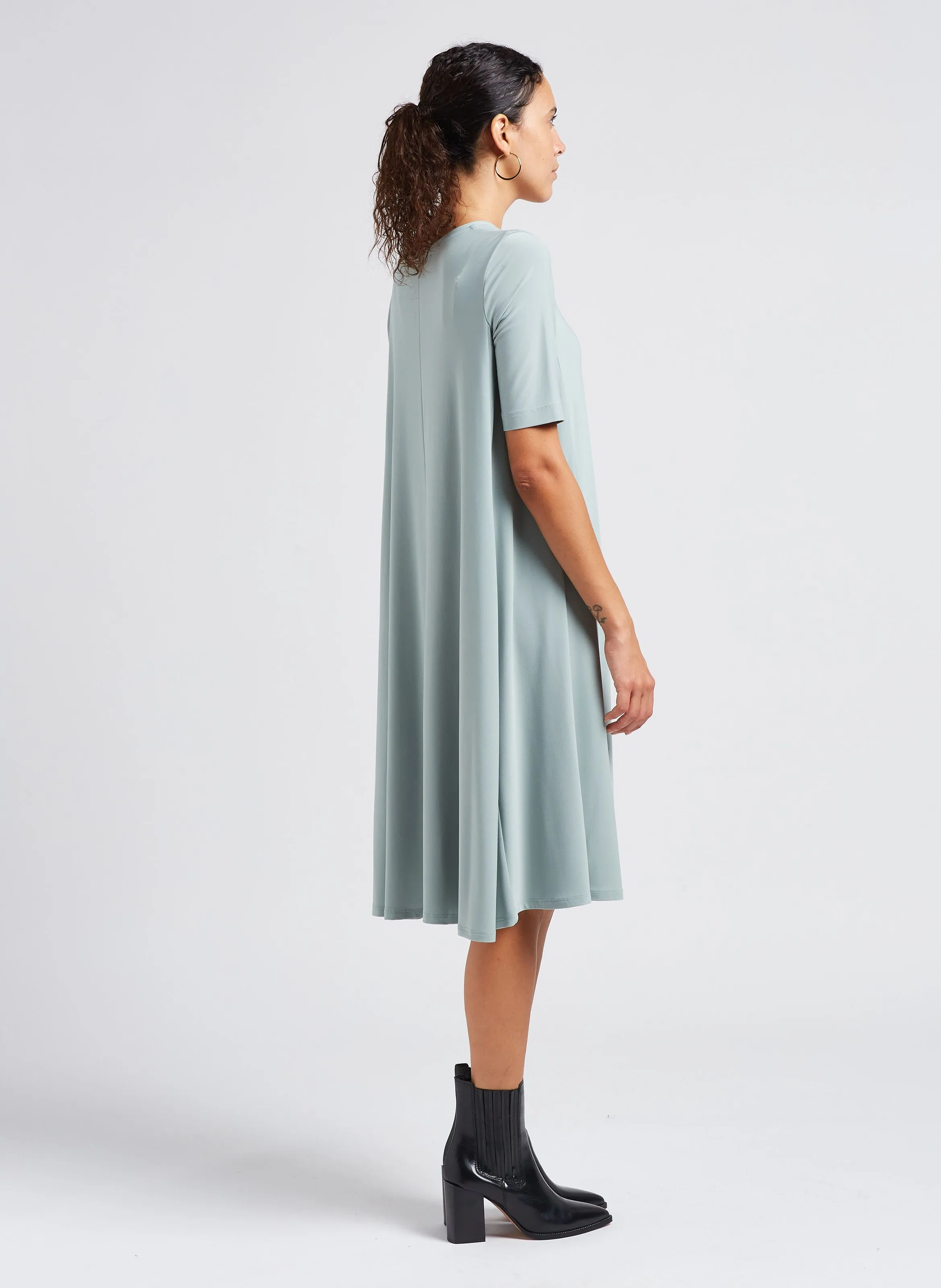 LEMBO - Vestido midi recto con escote de pico en verde