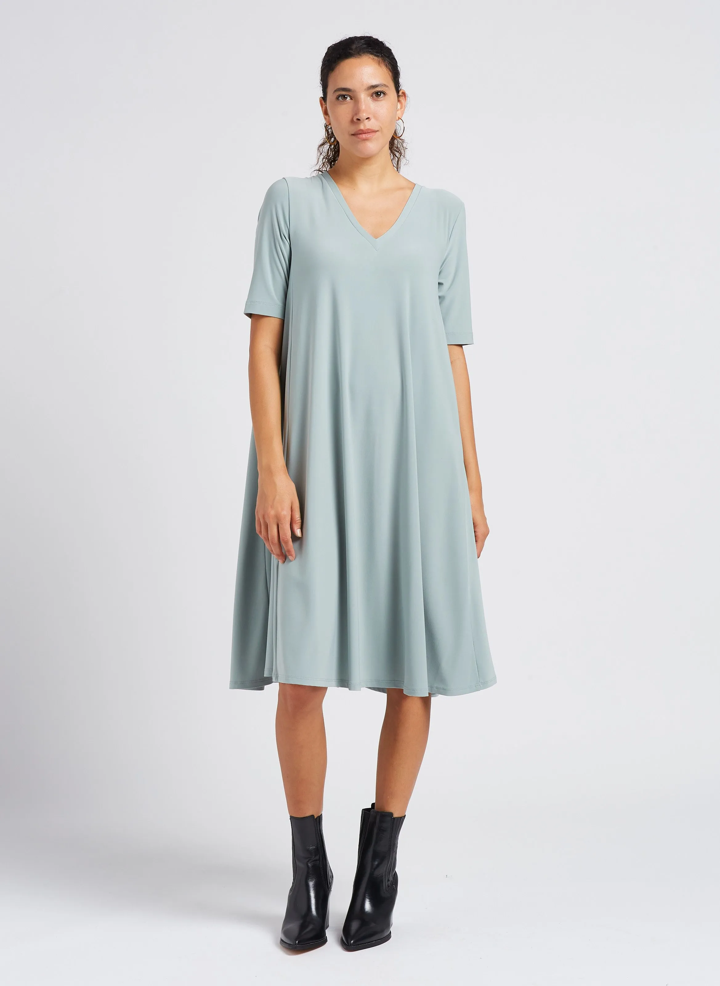 LEMBO - Vestido midi recto con escote de pico en verde