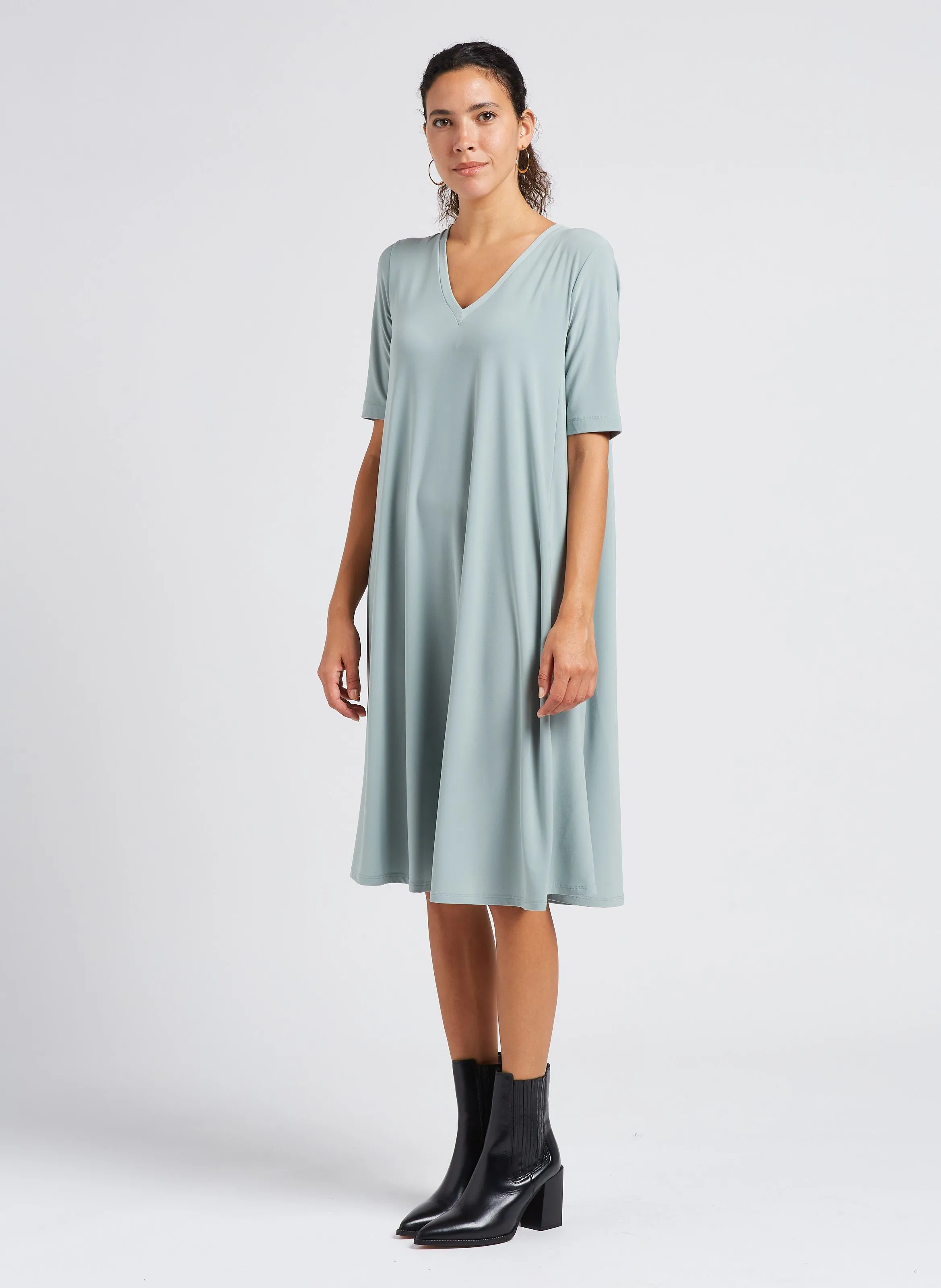 LEMBO - Vestido midi recto con escote de pico en verde