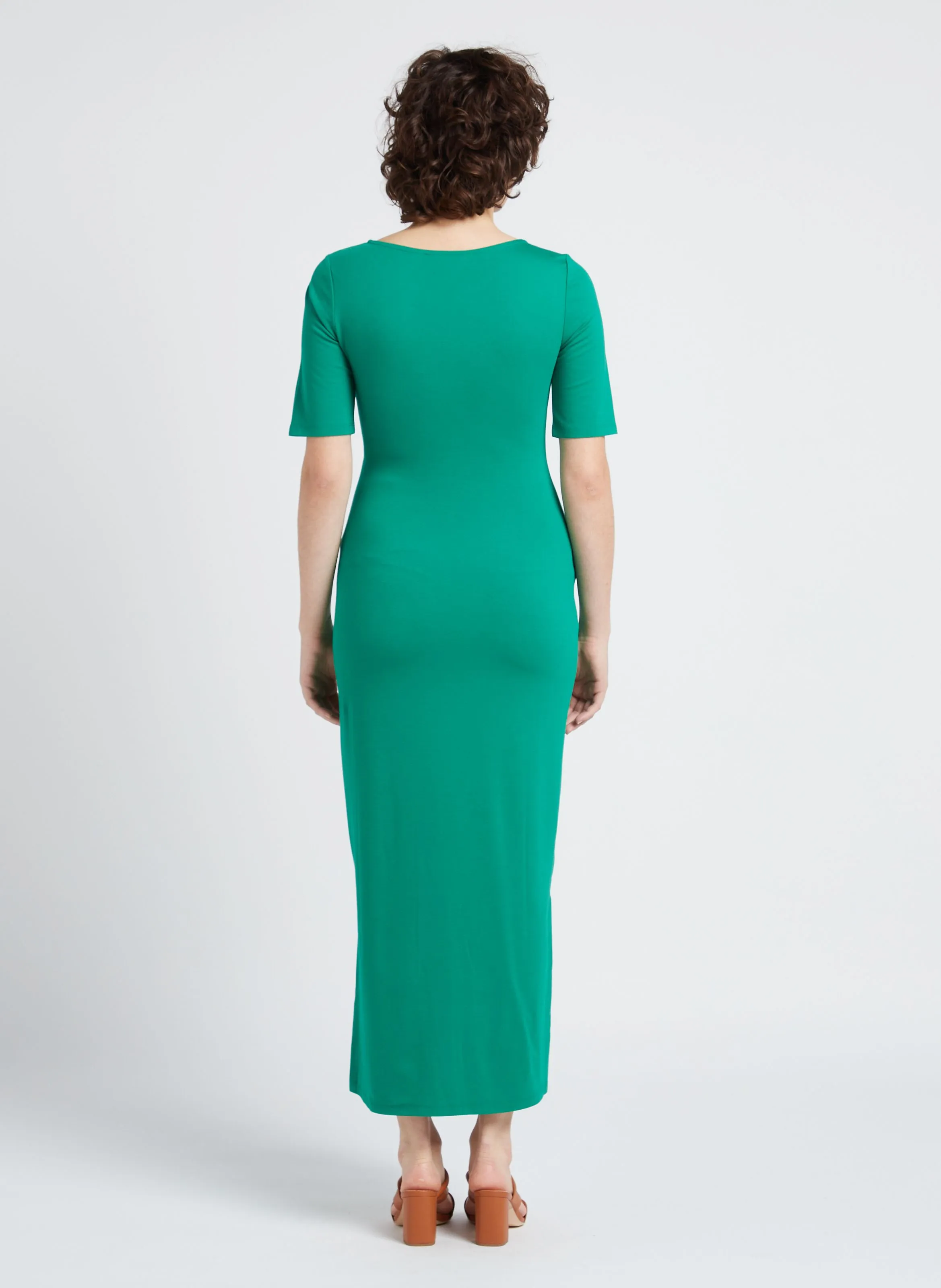 LIA - Vestido midi ajustado con cuello barco en verde