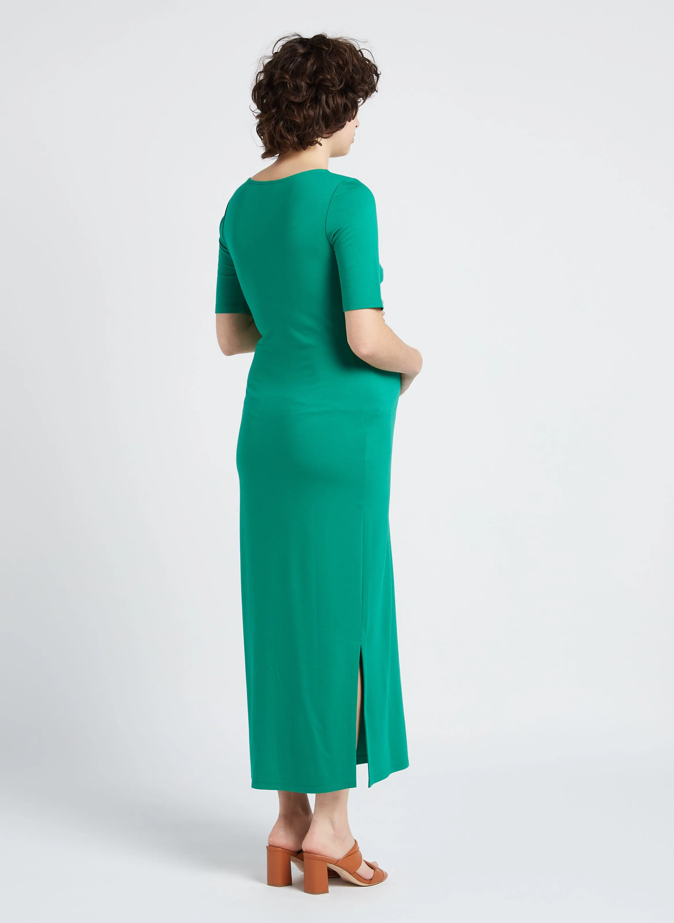 LIA - Vestido midi ajustado con cuello barco en verde