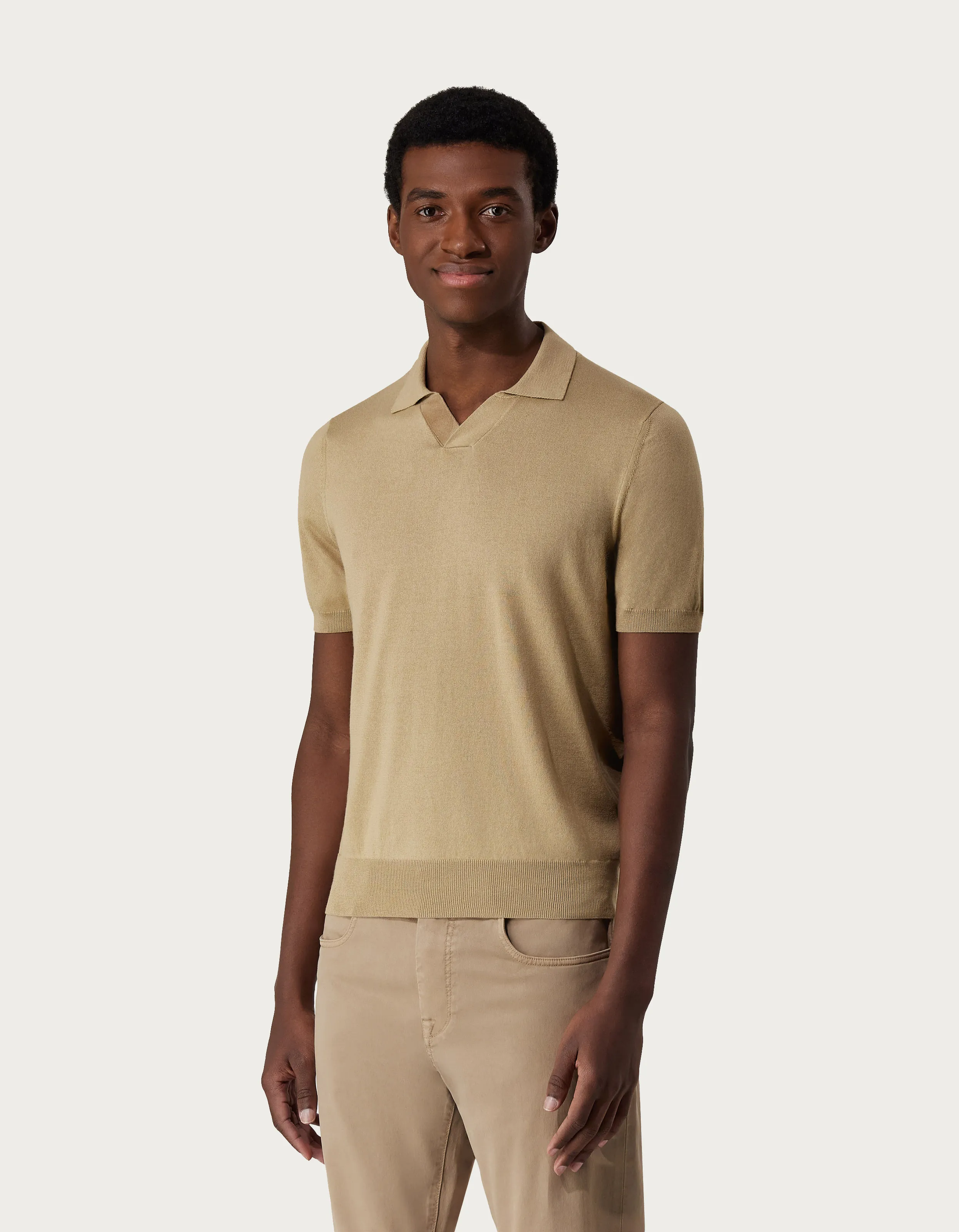 Polo de algodón beige con detalles de ante 