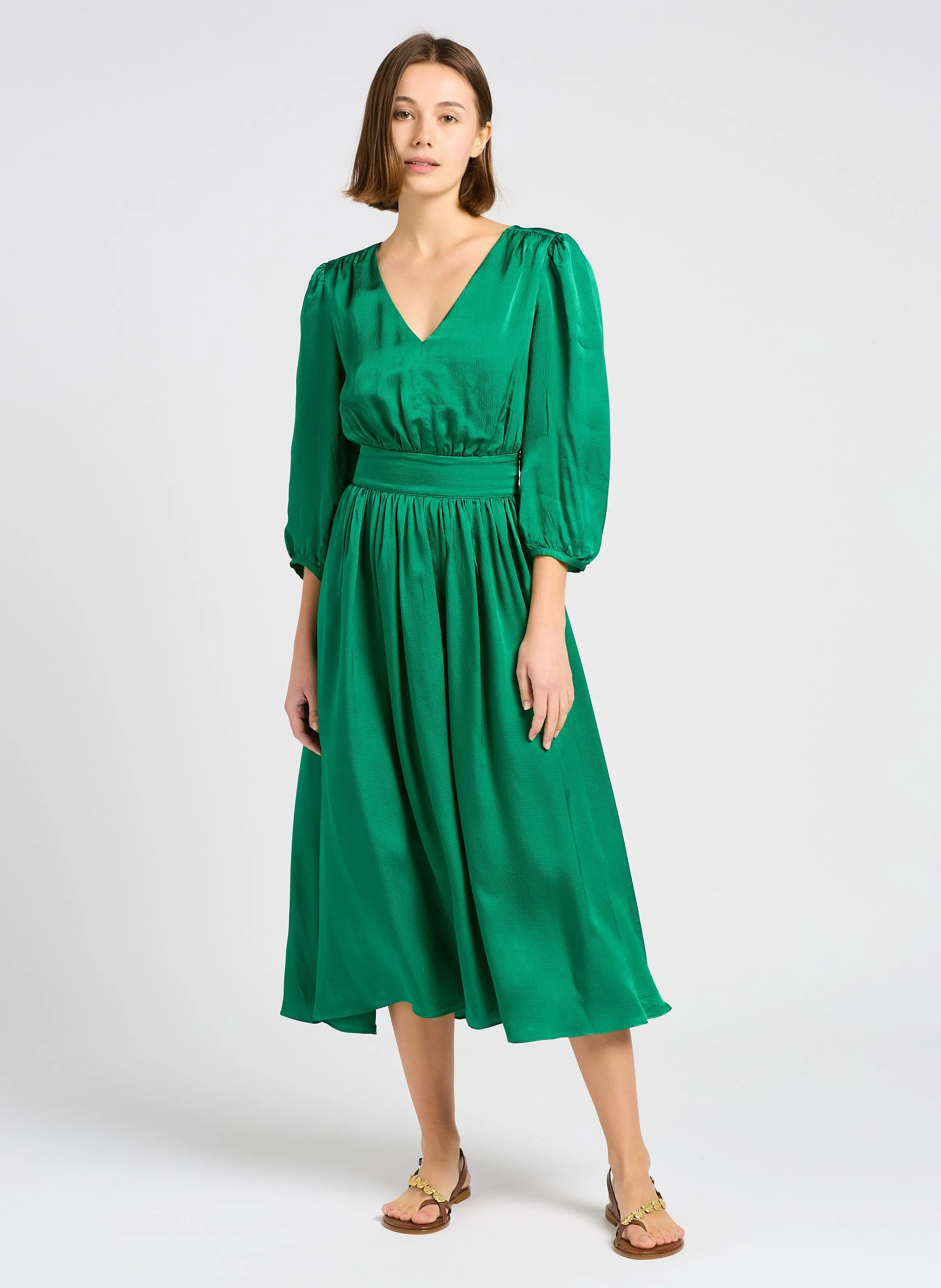 SARA - Vestido midi con cuello de pico en verde