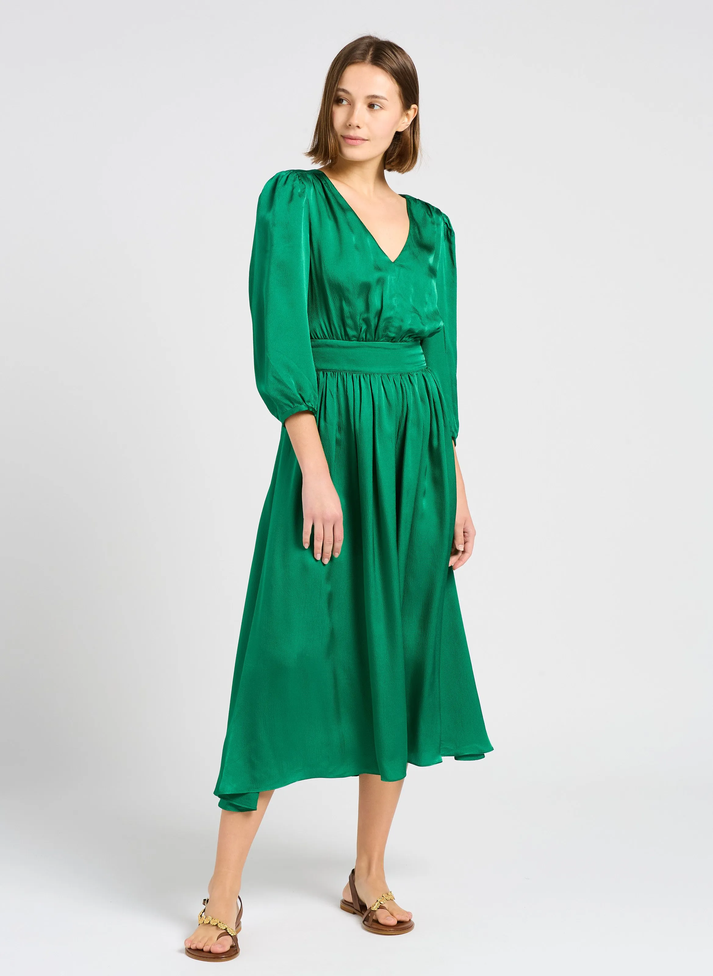 SARA - Vestido midi con cuello de pico en verde