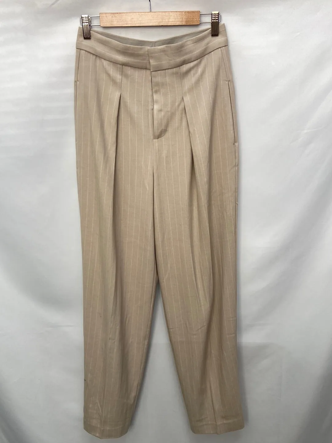 SUNDARBAY.Pantalones pinza beiges T.36