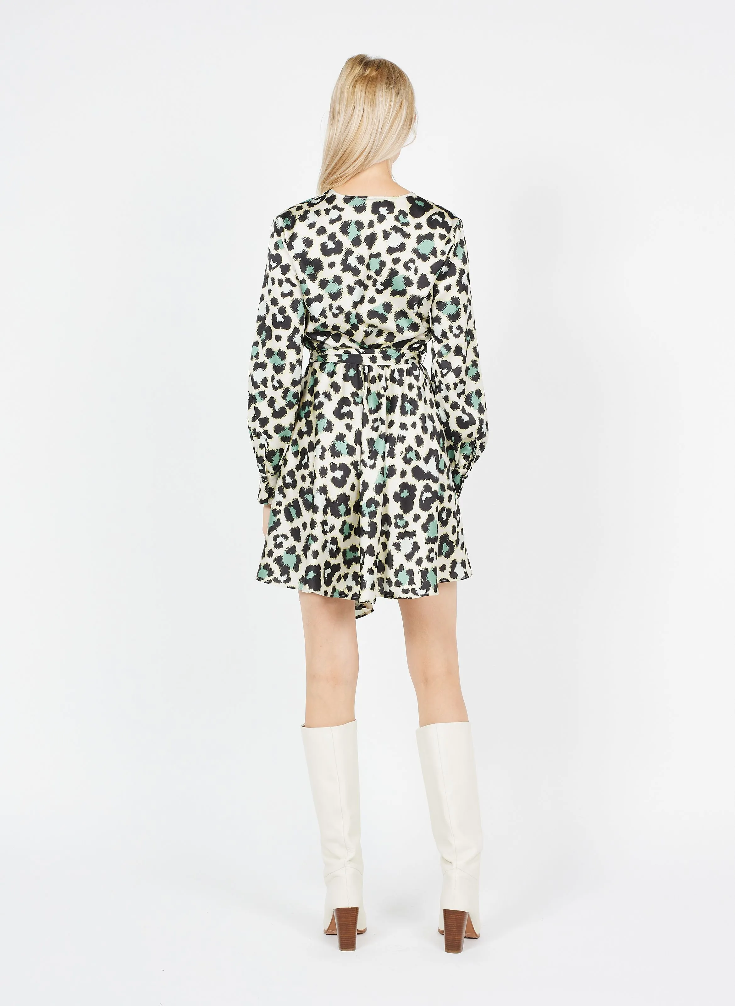 Vestido corto con estampado de leopardo en verde