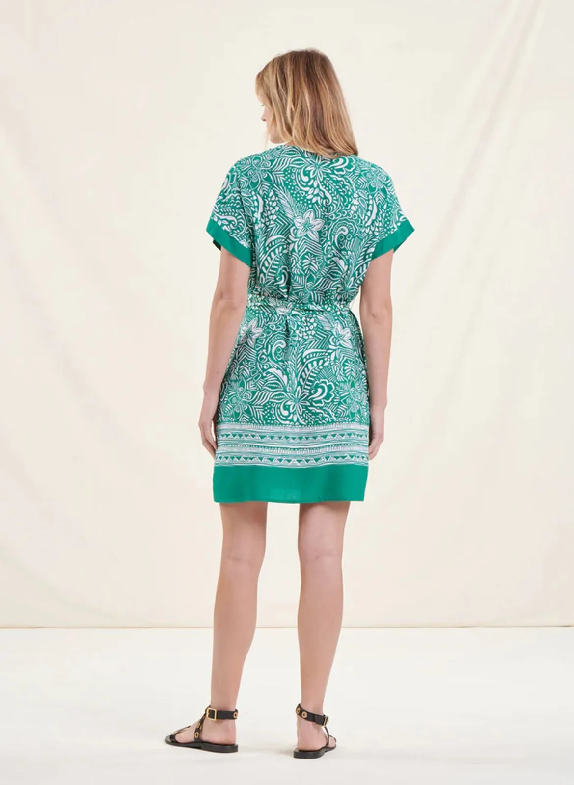 Vestido corto recto con estampado en verde