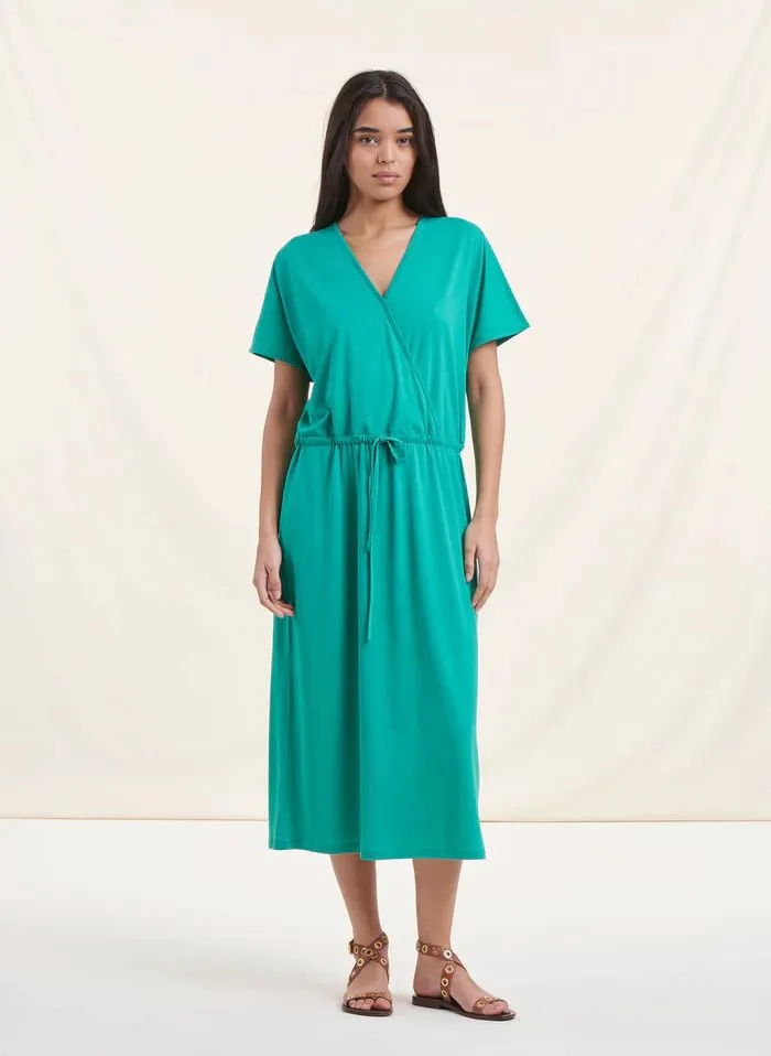 Vestido midi ajustable con cuello de pico en verde