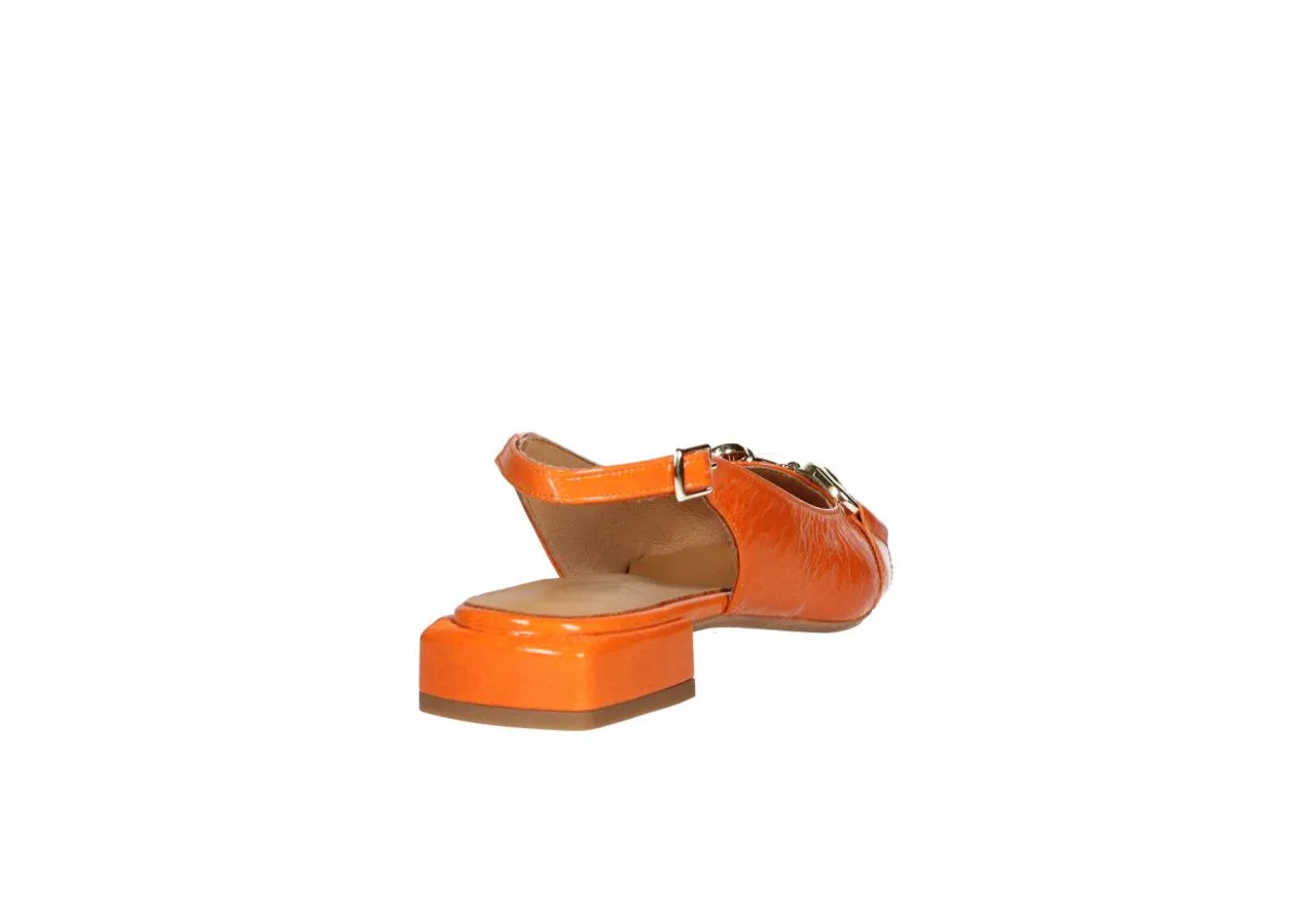 Zapato Talón Abierto Piel Brillo Naranja Pala Trabilla Dorada